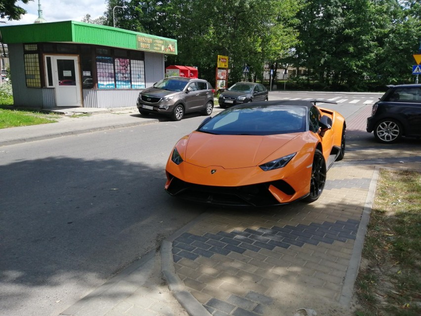 Publikujemy najnowsze zdjęcia samochodów zaparkowanych w...