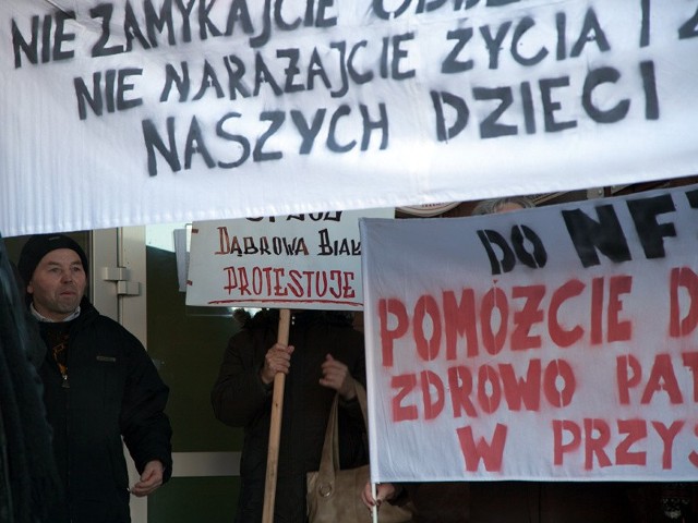 Broniący pediatrii w Dąbrowie Białostockiej pikietowali wczoraj przed szpitalem w Sokółce. Chcą, by jego dyrekcja podzieliła się kontraktem na oddział dziecięcy.