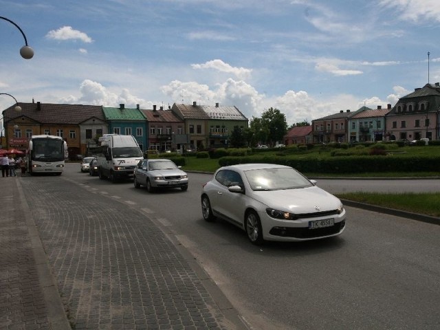 Północna obwodnica Jędrzejowa rozładowała ruch tranzytowy. Korki w centrum miasta tworzą się tylko w dni targowe, czyli czwartki i soboty. Wzmożony ruch jest także w godzinach szczytu.