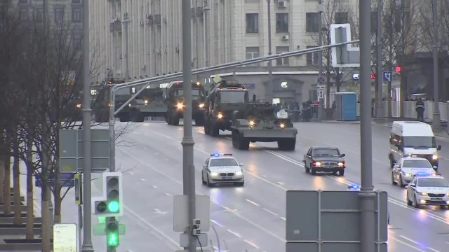 Pojazdy wojskowe rosyjskiej armii przejechały ulicami Moskwy w ramach przygotowań do Dnia Zwycięstwa. Obchody odbędą się 9 maja, weźmie w nich udział 26 rosyjskich miast. W pochodzie zadebiutują sprzęty z rosyjskiej bazy wojskowej w Arktyce.