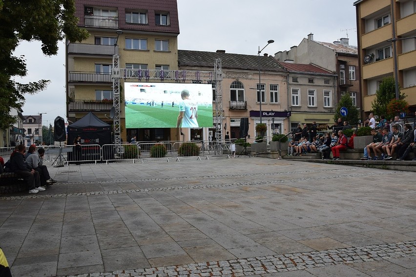 Gorlice. Garstka najwierniejszych kibiców przyszła na rynek, by oglądać ostatni mecz naszej reprezentacji. Nie ma szalików. Smutno...