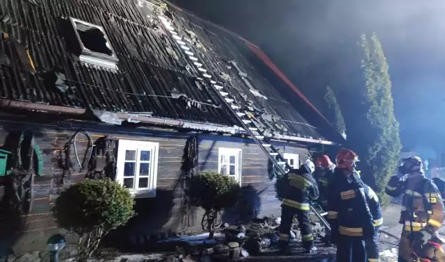 Pożar wybuchł w sobotę, 7 marca, w budynku Karczmy Łużyckiej w skansenie w miejscowości Buczyny. Na miejscu interweniowało 15 jednostek straży pożarnej. To zawodowcy z Żar oraz jednostki OSP.- Ogień powstał prawdopodobnie na parterze - wyjaśnia brygadier Paweł Hryniewicz, zastępca komendanta powiatowego PSP w Żarach. - Zanim ktoś zauważył, pożar zdążył objąć strop. Akcja gaśnicza była bardzo utrudniona ze względu na bardzo wysoką temperaturę. Obiekt jest 300-letni, w całości drewniany. Strażacy mieli aż osmalone hełmy.Około godziny 20.00 udało się opanować żywioł, który zniszczył również część dachu. Akcja dogaszania będzie trwała jeszcze przez kilka godzin.Zobacz konieczie: Jak postępować, kiedy jesteśmy świadkami lub uczestnikami wypadku drogowego