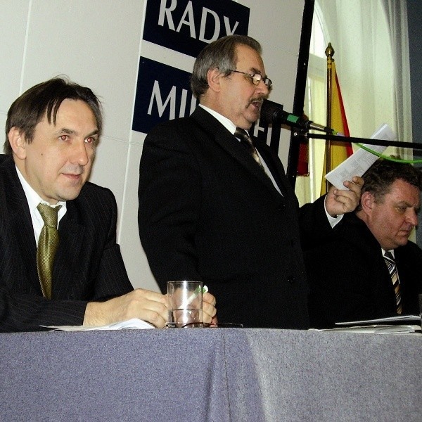 Antoni Cydzik (z lewej) był zbulwersowany tym, że Jan Zabłudowski (stoi) nie dopuścił radnych do dyskusji na temat propozycji burmistrza dotyczących sprzedaży mieszkań komunalnych.