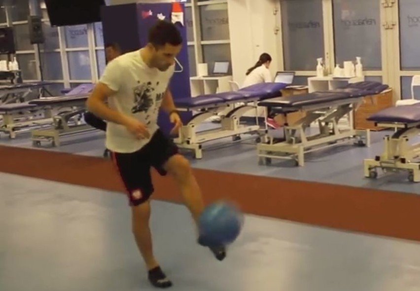Maciej Makuszewski wykonuje już pierwsze ćwiczenia z piłką