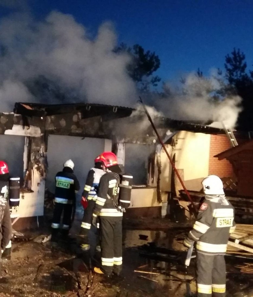 Pożar w zakładzie stolarskim w Brzezinach. Z ogniem walczyło...