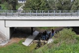 Tajemnicza śmierć w gminie Górno. Zwłoki mężczyzny znaleziono  w rzece Warkocz, pod mostem