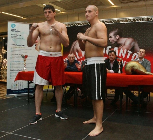 Patryk Brzeski (z prawej) z Rushh Kielce waży 107,5 kg, a jego rywal Litwin Sergey Verveyko - 104,5 kg. 
