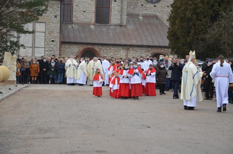 Ważne uroczystości w kościele w Krajnie z udziałem księdza biskupa Jana Piotrowskiego [ZDJĘCIA]