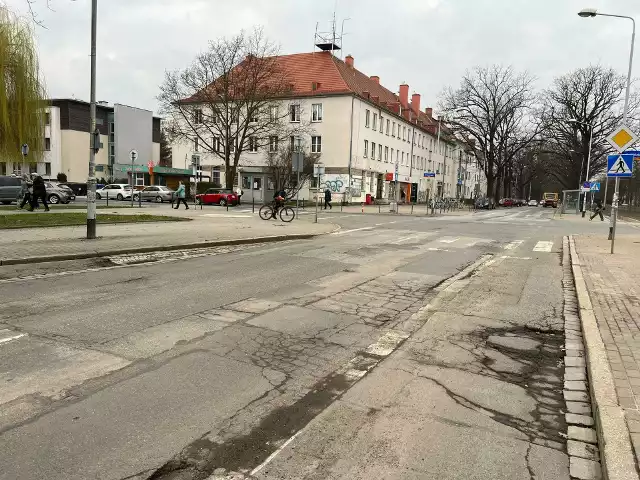 Tak wygląda teraz ul. Olszewskiego na wrocławskim Biskupinie. Doczeka się remontu.