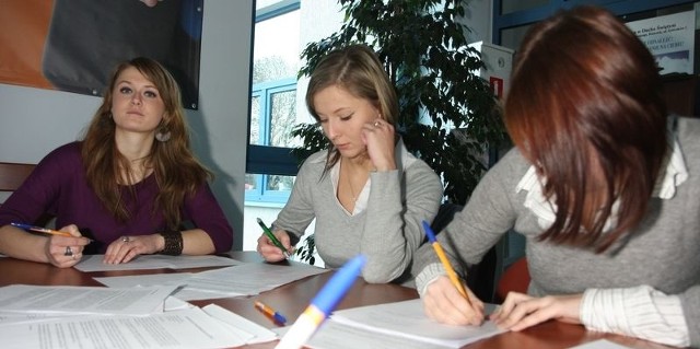 Kamila (od lewej), Gabrysia i Katarzyna napisały w sobotę po kilkanaście listów w obronie prześladowanych i torturowanych.