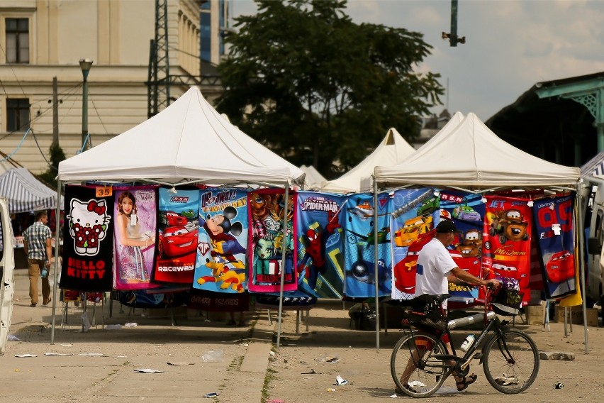 Niedzielne targowisko na Dworcu Świebodzkim we Wrocławiu