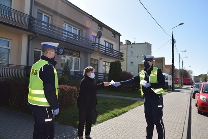 Wyszków. Policja dostała maseczki ochronne i dzieli się nimi z mieszkańcami. 21.04.2020. Zdjęcia