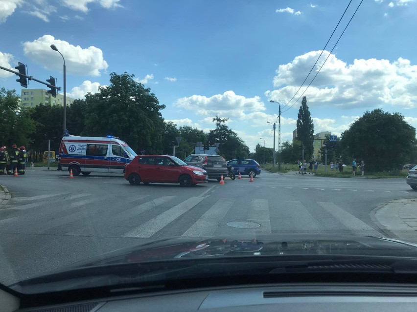 Wypadek w Bydgoszczy. Uczestniczyły w nim samochód osobowy i motocykl [zdjęcia]