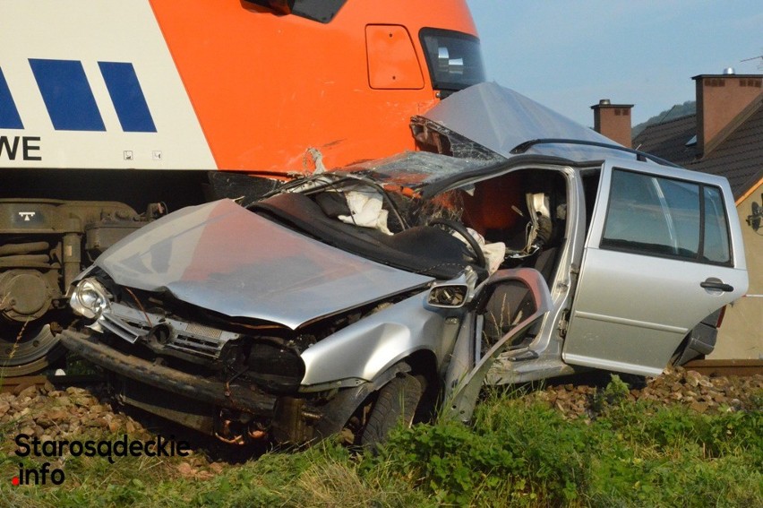 Śmiertelny wypadek na torach. W Barcicach auto wjechało pod pociąg [ZDJĘCIA]