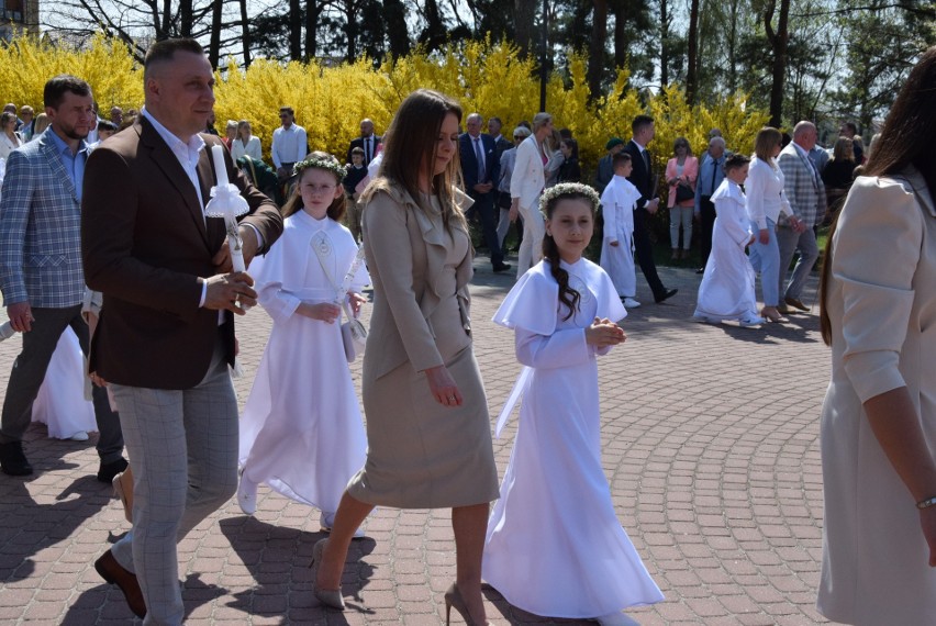 Ostrołęka. Komunia Święta w kościele pw. Zbawiciela Świata w Ostrołęce. 1.05.2022. Zdjęcia