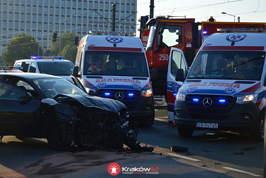 Kraków. Wypadek z udziałem karetki pogotowia        