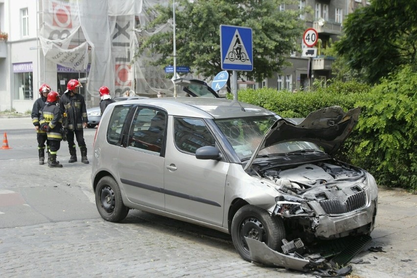 Wrocław: Wypadek na Wyszyńskiego. Dwie osoby trafiły do szpitala (ZDJĘCIA)