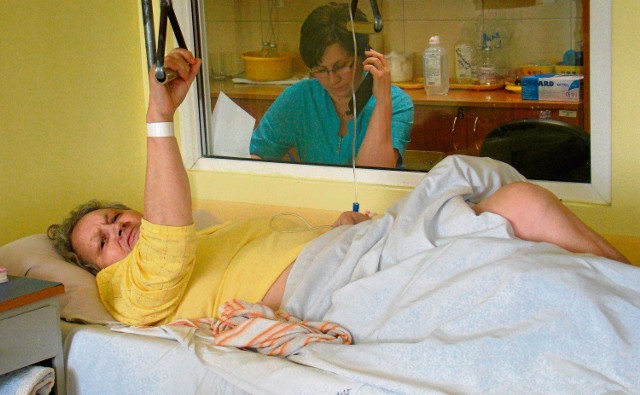 Józefa Szubryt z Limanowej przez ponad trzy lata czekała na operację kolana, która pozwoli jej żyć bez bólu i normalnie chodzić.  W tym tygodniu w końcu przeszła zabieg. Teraz czeka ją rehabilitacja