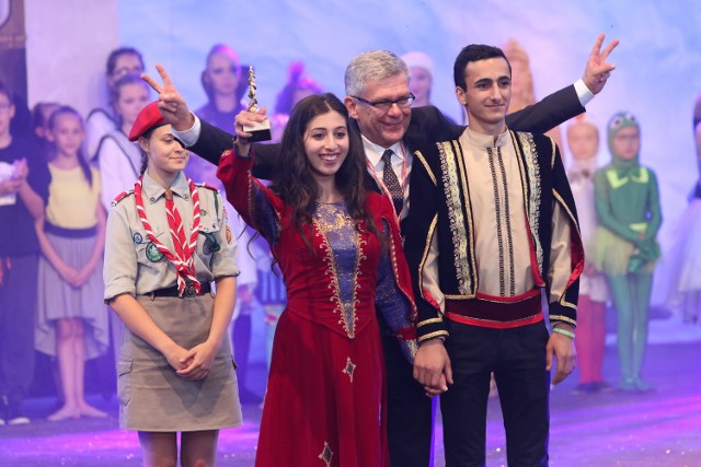 Marszałek senatu, Stanisław Karczewski, podczas niedzielnego koncertu laureatów wręczył Złotą Jodłę zespołowi Tonika z Armenii.