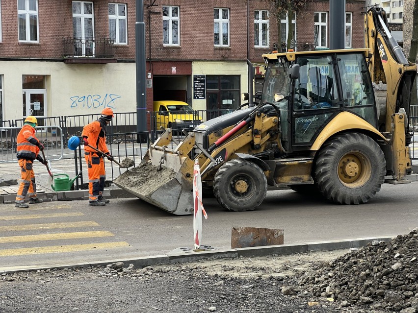 W Dąbrowie Górniczej aktualnie trwa remont głównych dróg,...