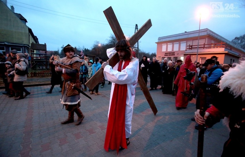 Wzruszająca inscenizacja drogi krzyżowej na Skolwinie