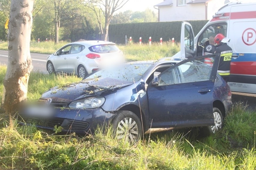 W niedzielę rano mężczyzna wjechał autem w drzewo na drodze...