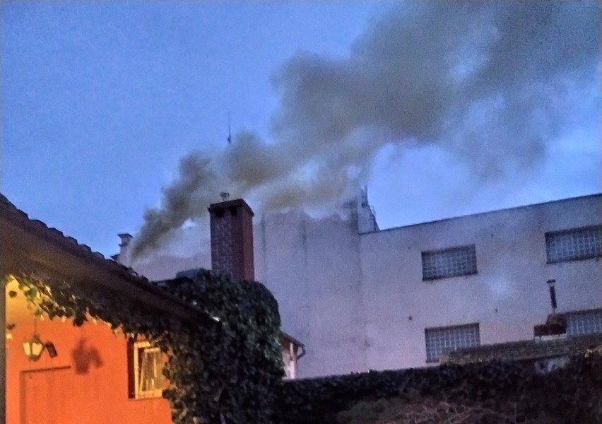 Gęsty dym wydobywający się z kominów, to dość częsty widok w...