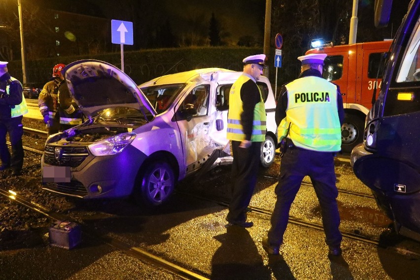 Wypadek na Sienkiewicza. Tramwaj zderzył się z samochodem 