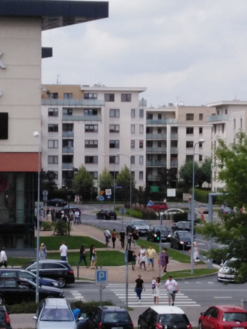 Ewakuowani klienci czekali przed Galerią Słoneczną. Po...