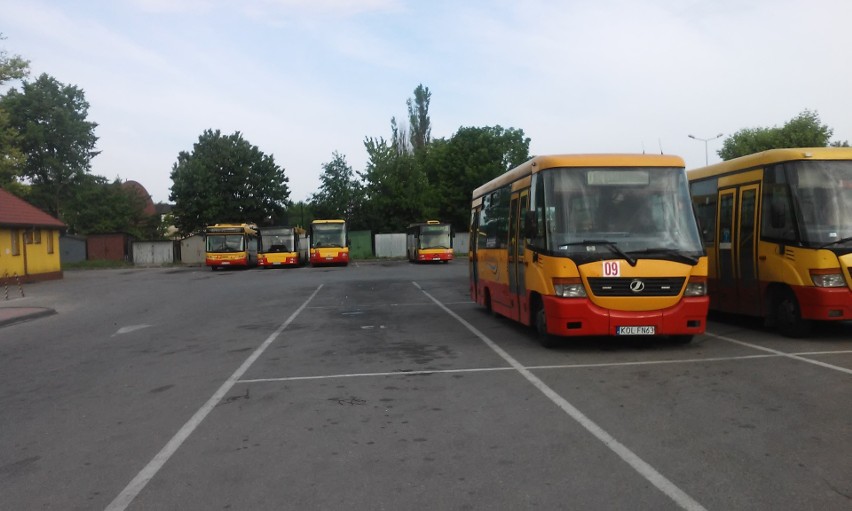Pasażerowie apelują: zróbcie dworzec autobusowy na placu przy Supersamie w Olkuszu