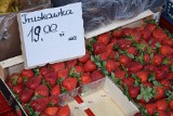 Ceny na słupskim bazarku przy ulicy Wolności. Tyle kosztują warzywa i owoce w Słupsku. Taniej niż w sieciowym markecie?