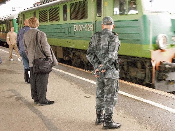 Z ponad 715 tys. pociągów pasażerskich jeżdżących po polskich torach niemal co trzeci był spóźniony. W Japonii przy 140 tysiącach szybkich pociągów rocznie średnie opóźnienie wynosi w skali roku 18 sekund! Gdy jednak wyłączymy z tego zestawienia opóźnienia z powodu śnieżyc i tajfunów okaże się, że przeciętny japoński pociąg spóźniony jest o 6 sekund.