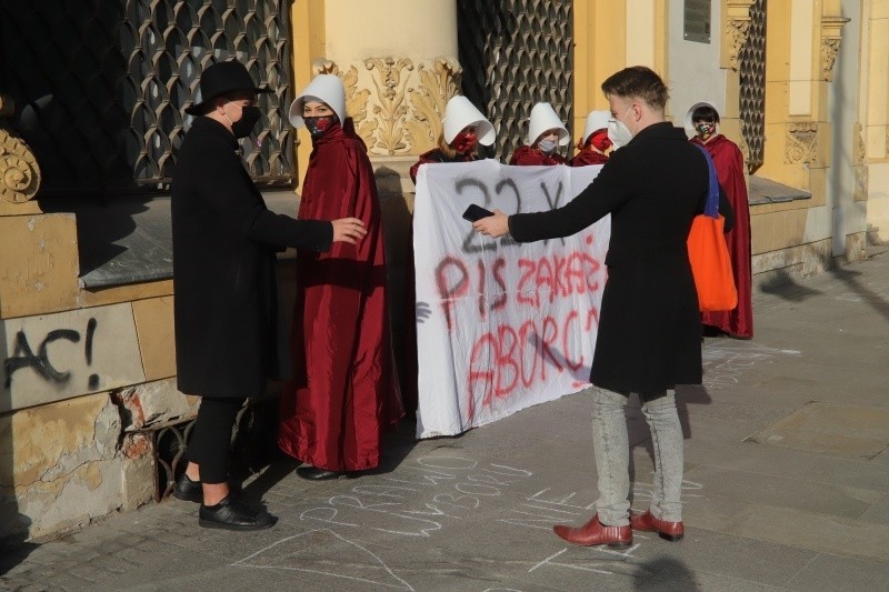 Kobiety protestują pod siedziba PiS w Łodzi. Chodzi o dzisiejszą rozprawę w Trybunale Konstytucyjnym i zakaz aborcji