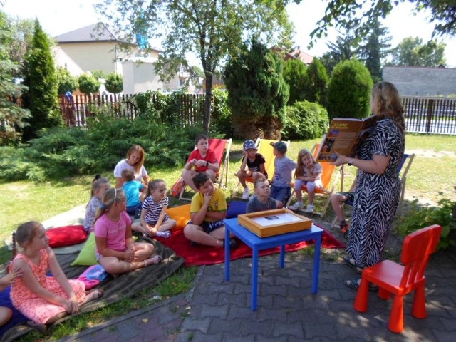 W Miejsko - Gminnej Bibliotece Publicznej w Wyśmierzycach trwa akcja lato. dzieci wspólnie spędzają czas i dobrze się bawią.