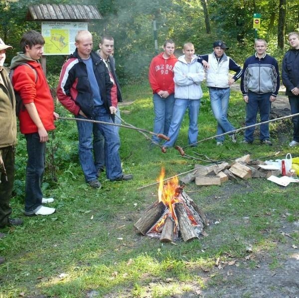 Po zakończeniu akcji na wszystkich uczestników czekało ognisko i kiełbaski.