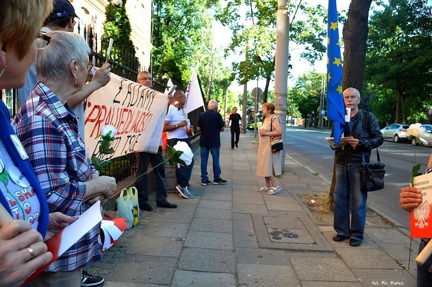 Protest w obronie sądów odbył się też w Gorzowie. Grupa...