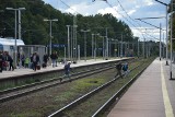 Przebudowany dworzec kolejowy PKP w Goleniowe jest problematyczny? Pasażerowie ryzykują przechodząc przez tory... [ZDJĘCIA]