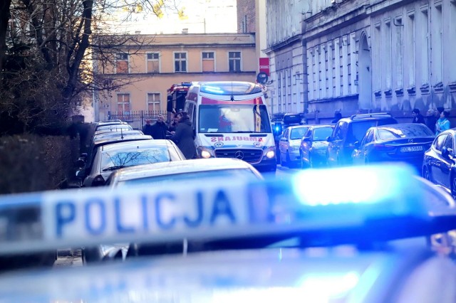 Na miejsce odnalezienia anonimowych szczątków ludzkich wezwana została policja i prokurator. Niewykluczone, że to zwłoki byłego właściciela obiektu, który zaginął 25 lat temu.