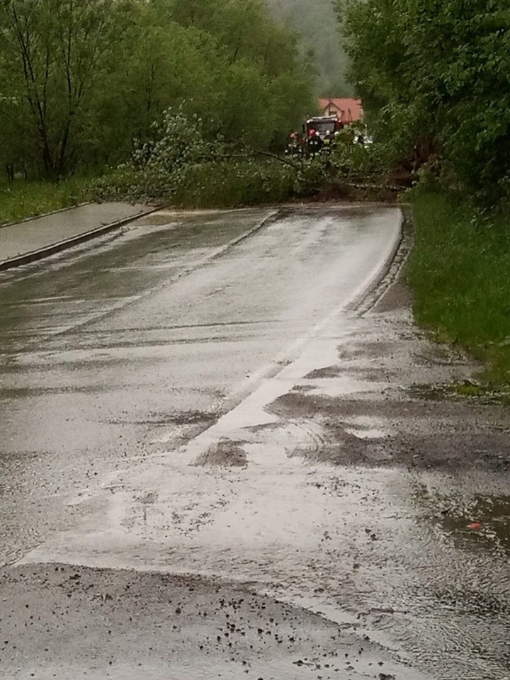 Łęki. Na drogę powiatową Myślenice-Wiśniowa osunęła się ziemia