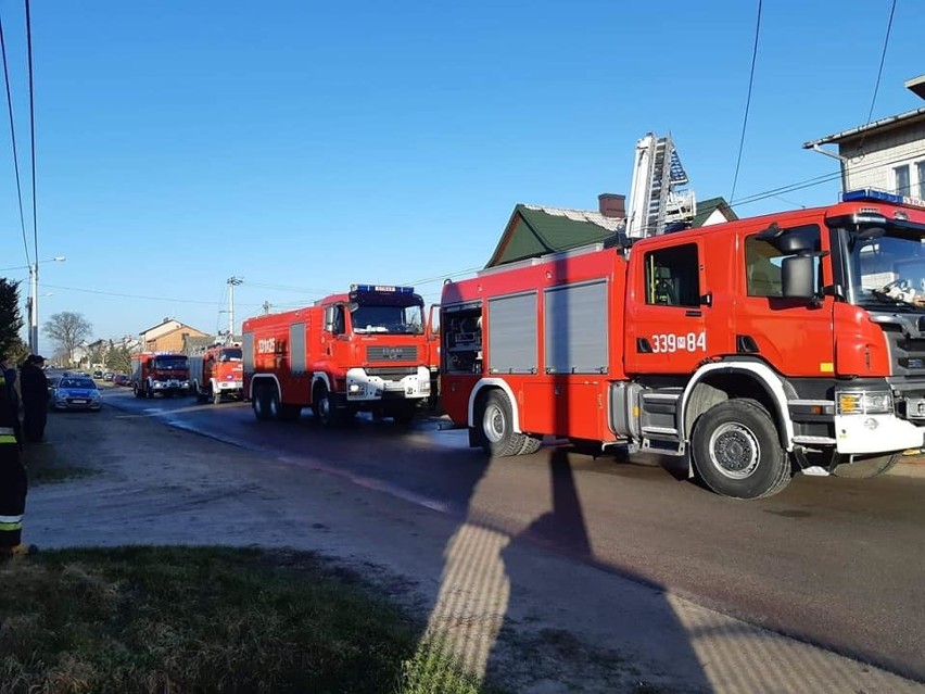 Strażacy z podnośnika rozebrali część grożącej zawaleniem...