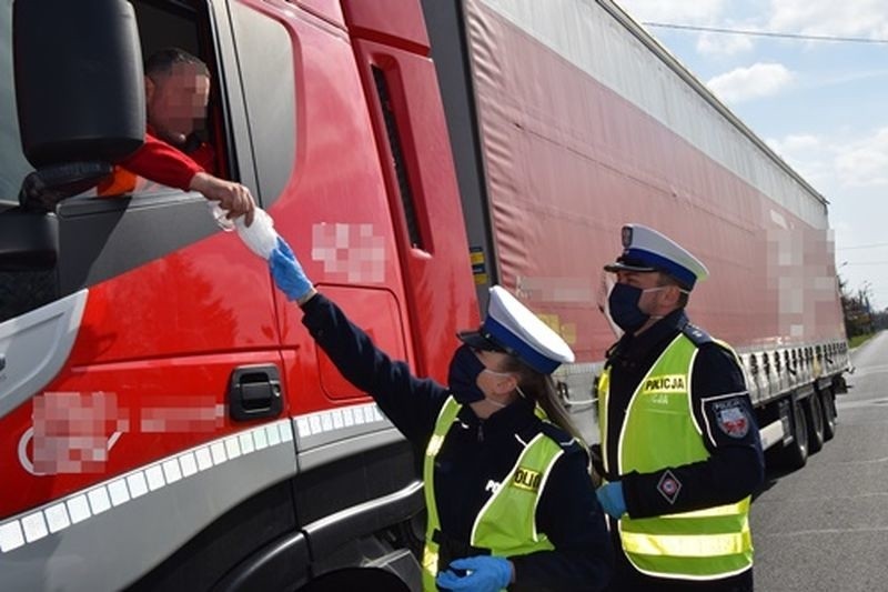 Wyszków. Policja dostała maseczki ochronne i dzieli się nimi z mieszkańcami. 21.04.2020. Zdjęcia