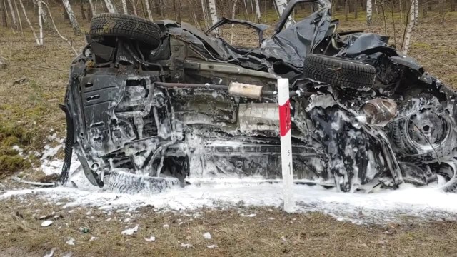 Do śmiertelnego wypadku na drodze Zasieki - Brody doszło w czwartek 4 marca.Do śmiertelnego wypadku w powiecie żarskim doszło w czwartek 4 marca po godz. 12.00. Na drodze między Zasiekami a Brodami zderzyły się dwa samochody osobowe. WIDEO: Z samochod&oacute;w praktycznie nic nie zostało... Dramatyczny widok&lt;script async defer class=&quot;XlinkEmbedScript&quot;  data-width=&quot;640&quot; data-height=&quot;360&quot; data-url=&quot;//get.x-link.pl/1e706403-c8fd-a690-afe8-1985f00ef6e8,8d5b6f80-9d43-b3da-fa5c-fb9f9e4a9da4,embed.html&quot; type=&quot;application/javascript&quot; src=&quot;//prodxnews1blob.blob.core.windows.net/cdn/js/xlink-i.js?v1&quot; &gt;&lt;/script&gt;autor nagrania: Janusz Stefańczak- Do wypadku doszło na drodze w 289 na 5 km. Zderzyły się dwa samochody osobowe: dacia i audi. Dacią kierował mężczyzna, a audi kobieta. Śmierć w wypadku poni&oacute;sł kierowca daci. Na miejscu pracują policjanci i prokurator. Na ten moment przyczyny tego zdarzenia nie są znane - informuje kom. Aneta Berestecka z żarskiej policji.Droga jest zablokowana. Utrudnienia na pewno potrwają dłuższy czas. ZOBACZ TEŻ:Bandyci włamali się do banku. Ich celem był bankomat