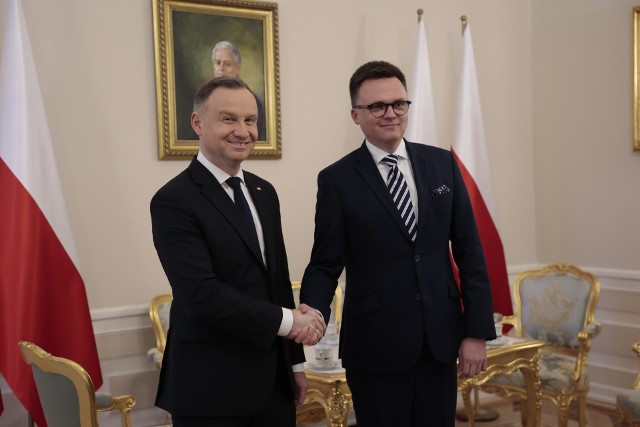 Szymon Hołownia (przewodniczący Polski 2050) został w poniedziałek wybrany marszałkiem Sejmu X kadencji.