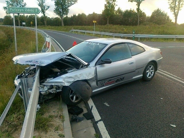 Uciekający kierowca uderzył w barierkę.