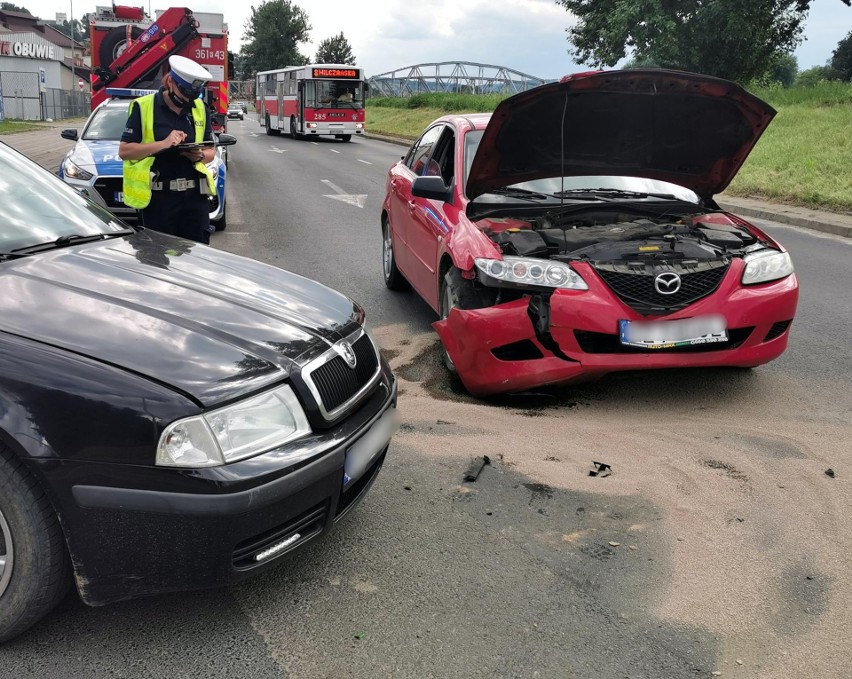 Zderzenie skody z mazdą na Wybrzeżu Wilsona w Przemyślu. Jedna osoba poszkodowana [ZDJĘCIA]