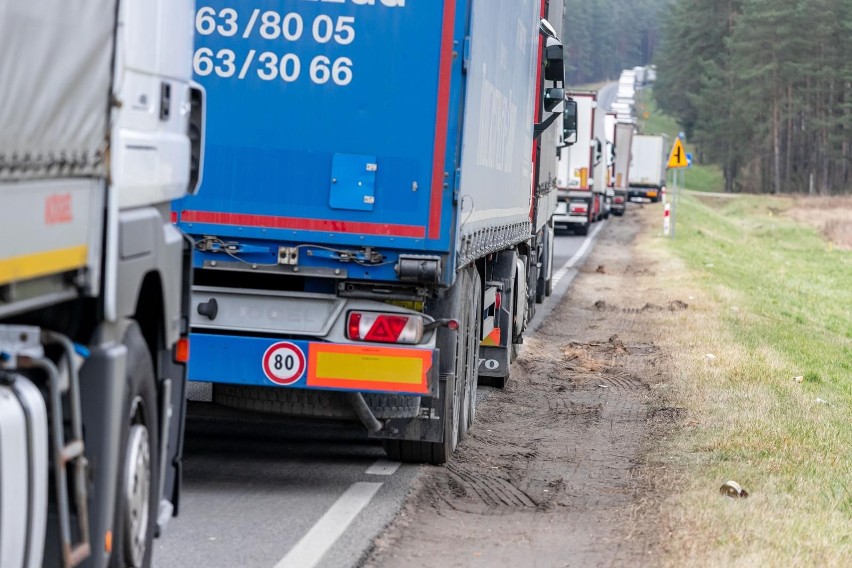 Kolejka przed przejściem granicznym w Bobrownikach