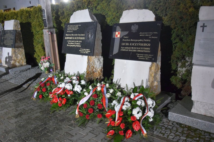 Jarosław Kaczyński z prywatną wizytą w Starachowicach. W rocznicę śmierci mamy, Jadwigi Kaczyńskiej. Zapis transmisji