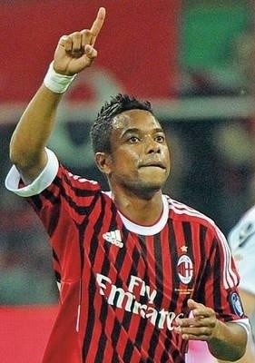 Robinho (Milan) cieszy się z gola strzelonego w meczu z Cagliari Fot. PAP/EPA/Daniel Dal Zennaro