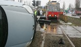 Wypadek na ul. Gdańskiej. Auto dachowało na torach, są utrudnienia