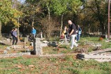 Pierwsza w tym roku akcja sprzątania cmentarza ewangelickiego w Brzezinach. Można się przyłączyć